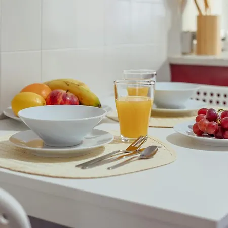 Elegant 3 Bedroom - Centre - Garage - Metro