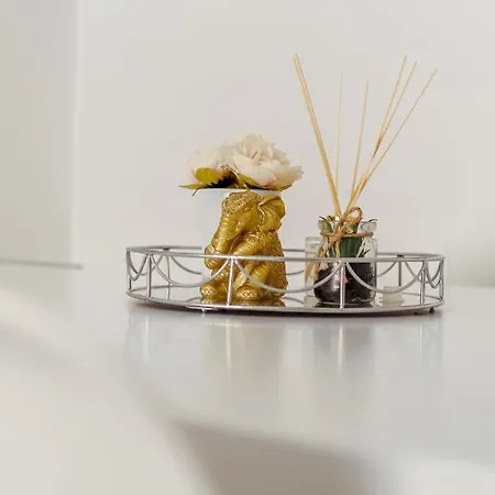 Elegant 3 Bedroom - Centre - Garage - Metro Daire