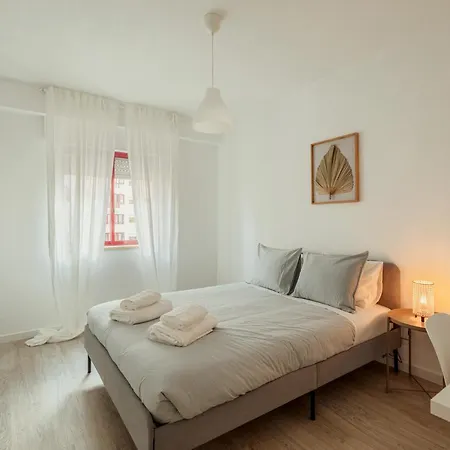 Elegant 3 Bedroom - Centre - Garage - Metro