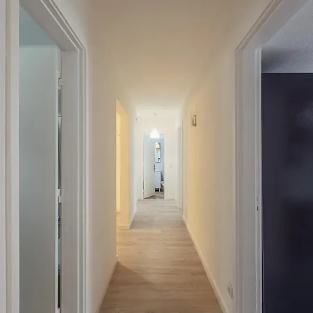 Elegant 3 Bedroom - Centre - Garage - Metro *