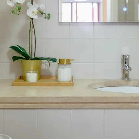 Elegant 3 Bedroom - Centre - Garage - Metro *