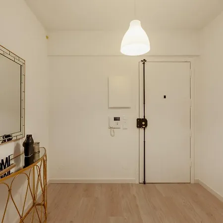 Elegant 3 Bedroom - Centre - Garage - Metro