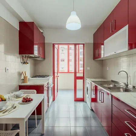 Elegant 3 Bedroom - Centre - Garage - Metro