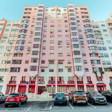 Elegant 3 Bedroom - Centre - Garage - Metro