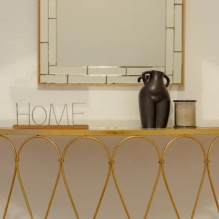 Elegant 3 Bedroom - Centre - Garage - Metro Apartman *