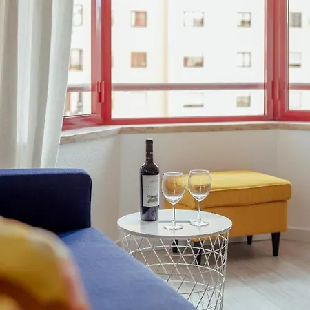 Elegant 3 Bedroom - Centre - Garage - Metro